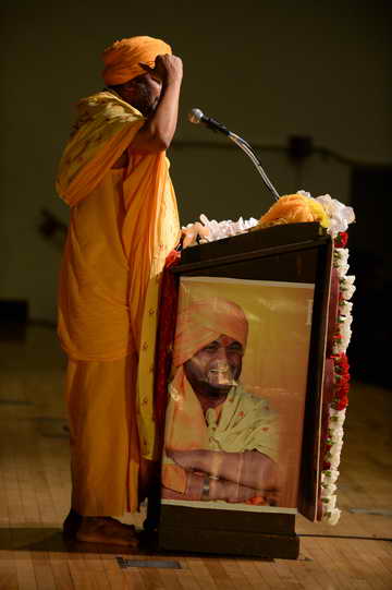 Gurudev-10-4-15-7901-DDeRosaPhoto