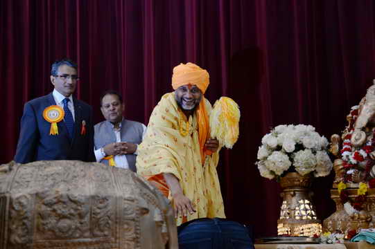 Gurudev-10-4-15-7540-DDeRosaPhoto